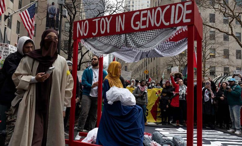 NYC pro-Palestinian protesters attempt to put damper on Christmas while clashing with police: reports