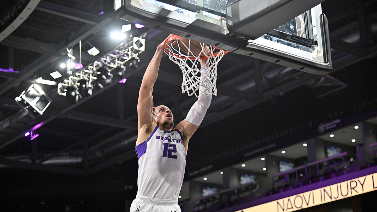 Chance Comanche dunks