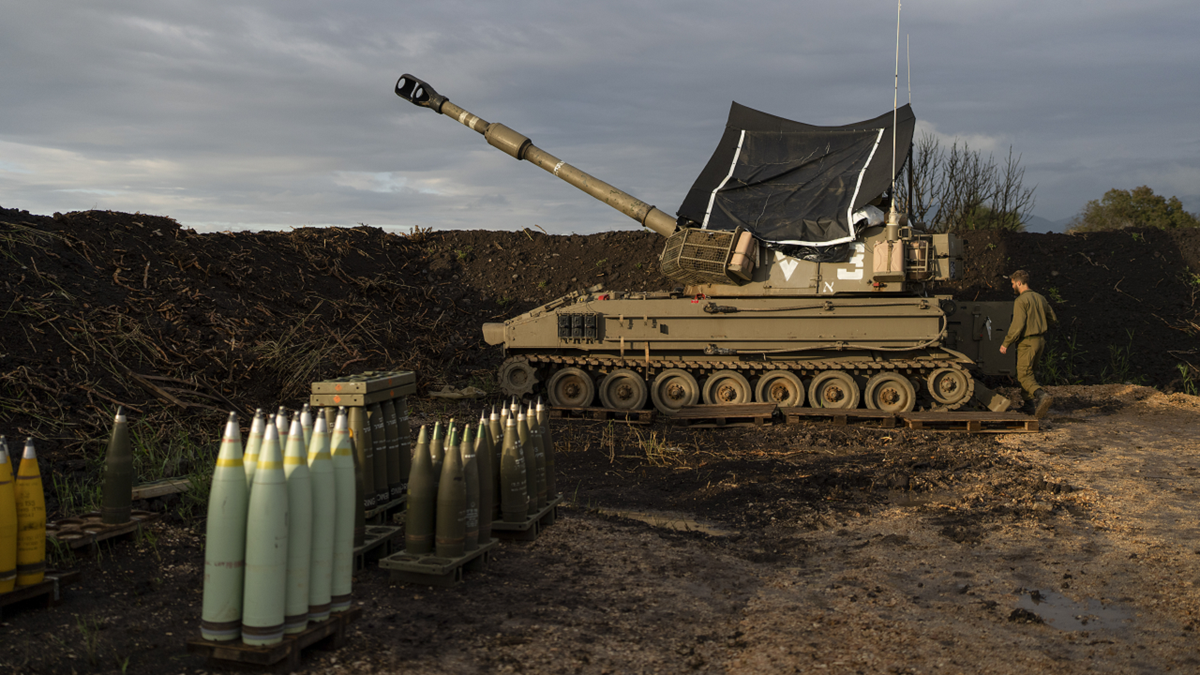 Israeli soldier near howitzer