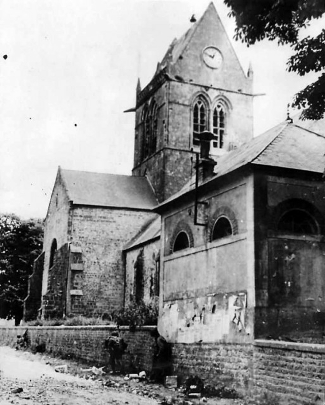 82nd Airborne troopers advance through Ste.-Mére-Église on June 6th, 1944