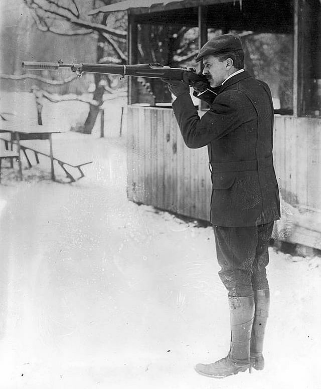 hiram maxim with rifle