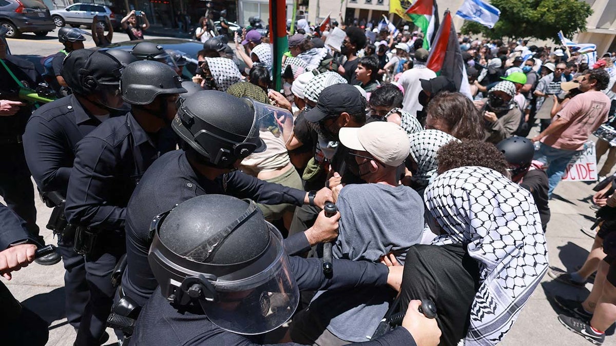 police riot gear synagogue