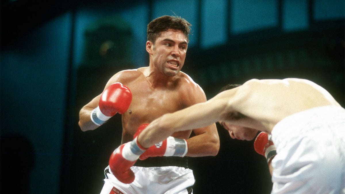 Oscar De La Hoya in welterweight title fight on December 6, 1997