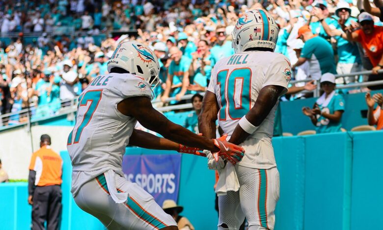 Dolphins' Tyreek Hill pokes fun at police detention in touchdown celebration