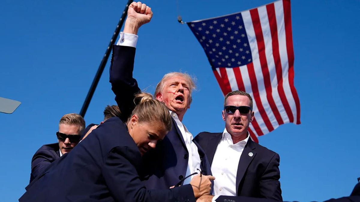 Trump pumping fist after assassination attempt