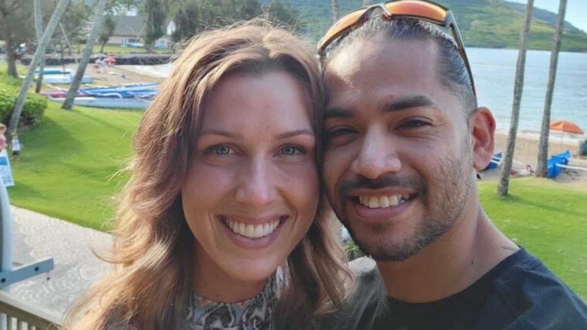 Shanna Gardner-Fernandez and Mario Fernandez smile in a beach photo.