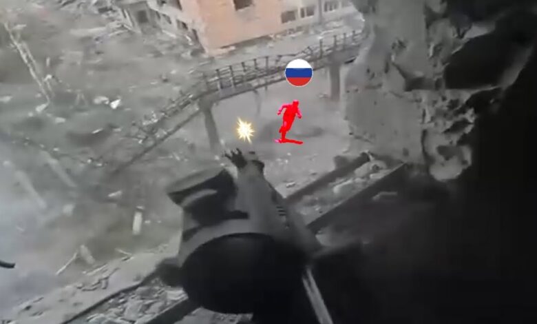 🔴 Ukraine War – Ukrainian Soldier Holds His Ground Against Russian Soldiers Storming His Position