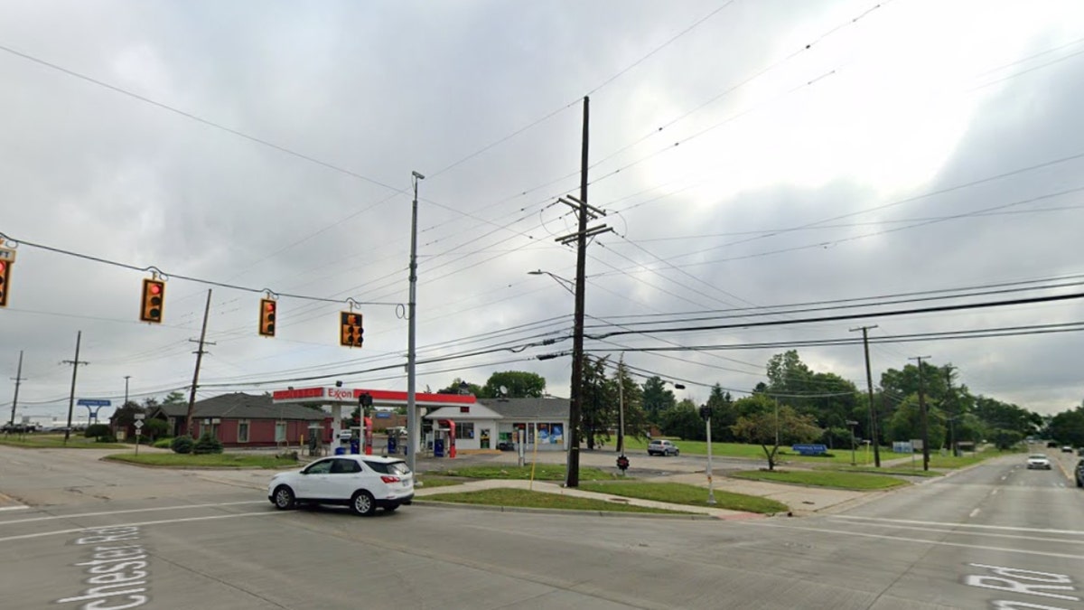 The intersection between Rochester Rd. and Avon Rd. in Rochester Hills, Michigan