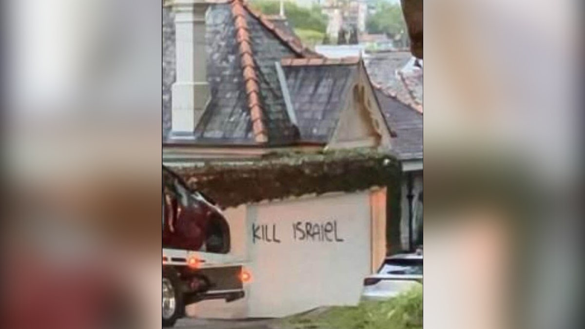 Sign on a house saying ‘Kill Israiel’