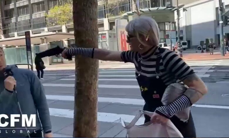 Preacher doesn't flinch as activist points apparent gun at his head Preacher doesn't flinch as activist points apparent gun at his head
