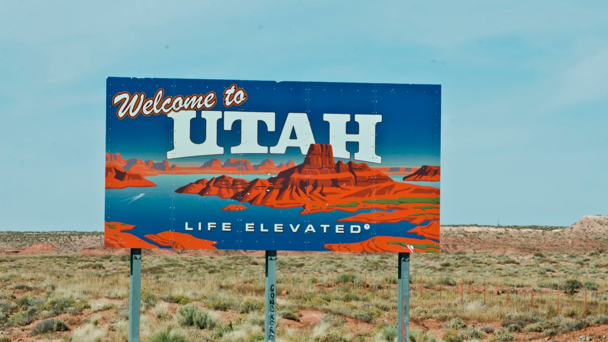 Welcome to Utah sign on Utah-Arizona border.