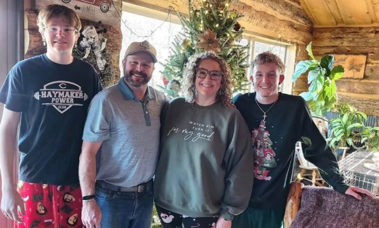 Small town dad kills family of 4 in Mother's Day weekend murder-suicide hours before son's graduation: police Small town dad kills family of 4 in Mother's Day weekend murder-suicide hours before son's graduation: police