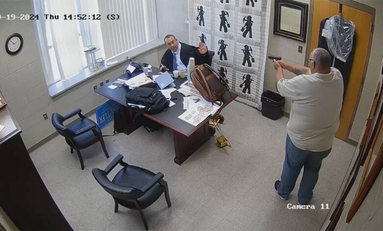 Kentucky ex-sheriff's 'frivolous' insanity claim won't fly in judge's suspected murder: former prosecutors Kentucky ex-sheriff's 'frivolous' insanity claim won't fly in judge's suspected murder: former prosecutors