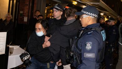 Antisemitic attackers violently target synagogue, Israeli restaurant in Australia