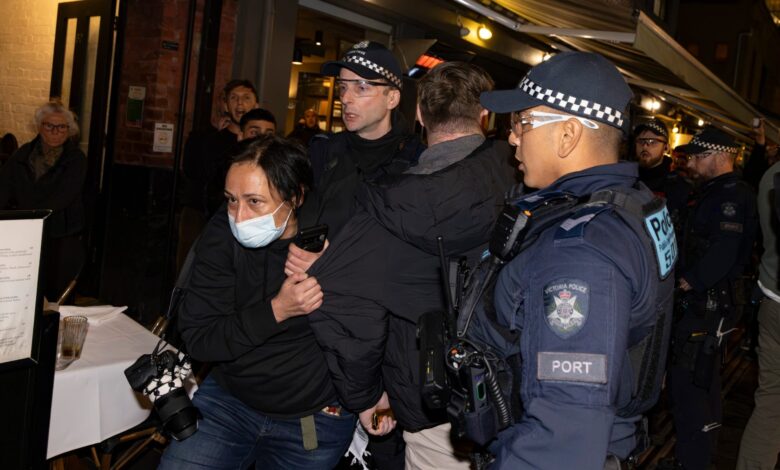 Antisemitic attackers violently target synagogue, Israeli restaurant in Australia Antisemitic attackers violently target synagogue, Israeli restaurant in Australia