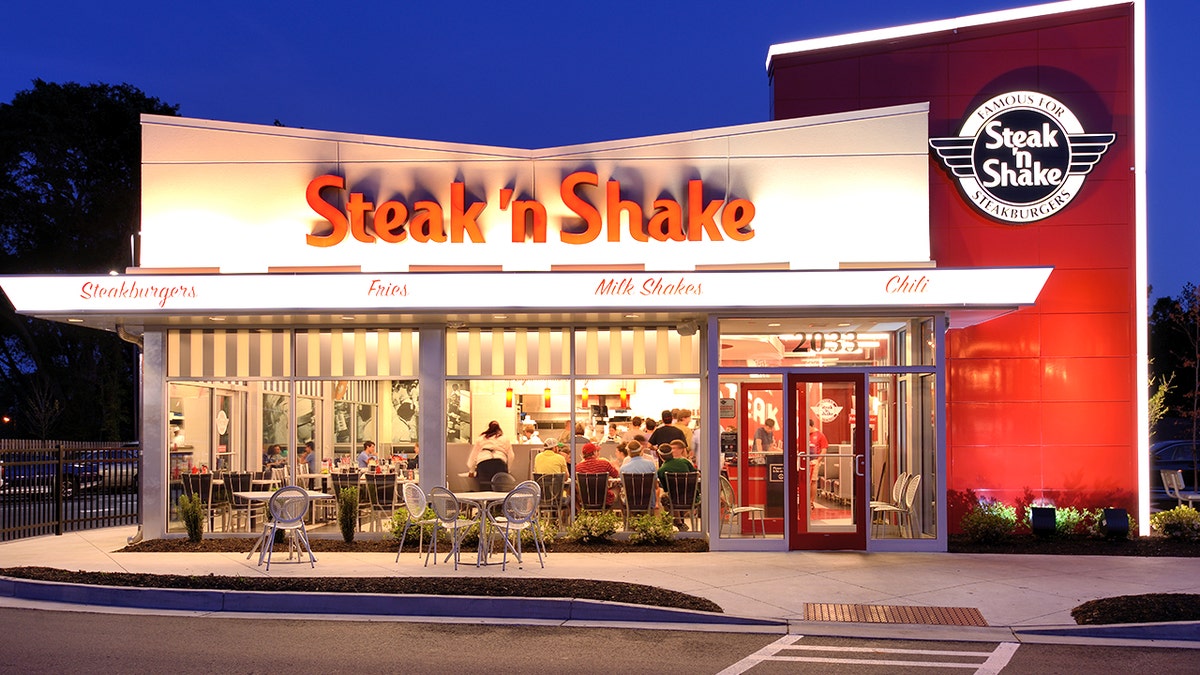 Exterior of steak n shake restaurant