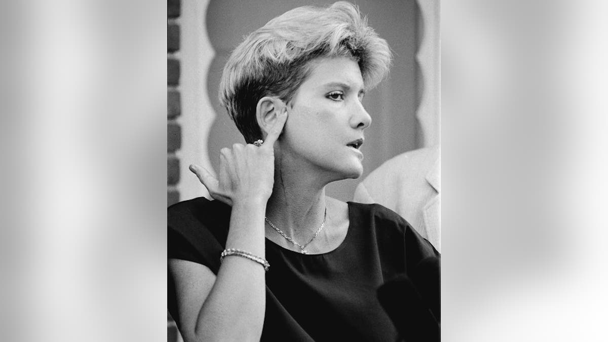 Mary Jo Buttafuoco showing her injury.